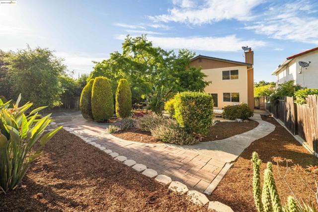 160 Manzanita Pl, Hercules CA: https://media.crmls.org/mediaz/3a745b41-22eb-44bc-8f90-7a9f5336722f.jpg