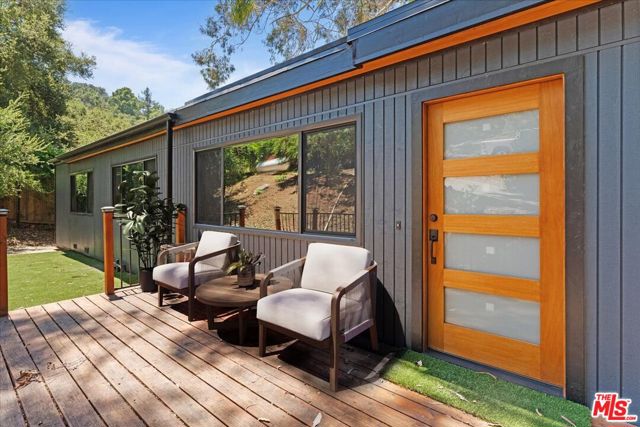 21171 Colina Drive, Topanga CA: https://media.crmls.org/mediaz/3a74b730-2a70-4035-97a6-345c0656f4b1.jpg