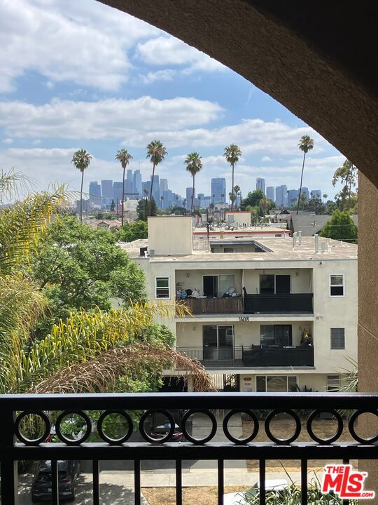 1401 S St Andrews Place, Los Angeles CA: https://media.crmls.org/mediaz/3a74fb6f-619a-481b-aefc-51832cb231ea.jpg