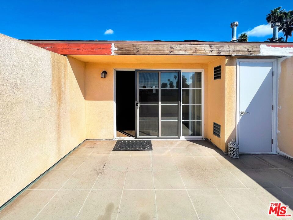 https://media.crmls.org/mediaz/3a7640a5-59cc-412c-a92f-d96fbadf0901.jpg?preset=X-Large