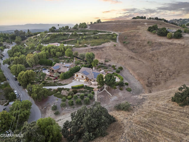 554 Lone Oak Drive, Thousand Oaks CA: https://media.crmls.org/mediaz/3a76d1e3-20ae-4bfe-b8dd-89aa276013af.jpg