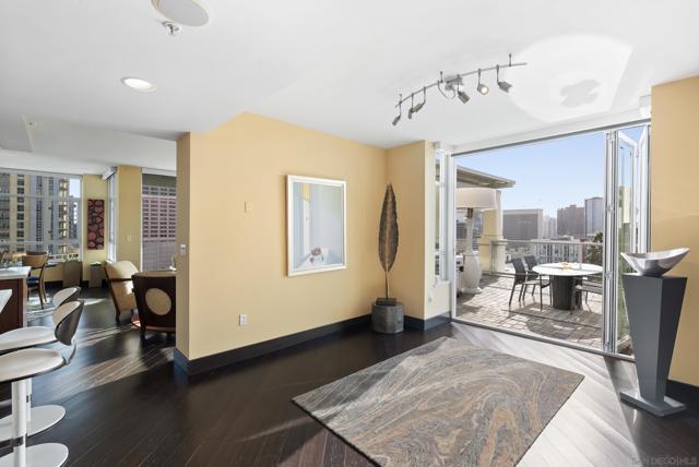 850 Beech St, San Diego CA: https://media.crmls.org/mediaz/3a771bae-8e49-4559-b861-872bbfd2e1c4.jpg