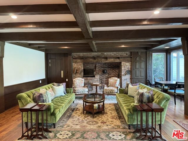 814 Foothill Road, Beverly Hills CA: https://media.crmls.org/mediaz/3a77b101-3c87-4a1c-a8f0-34f95ae6ad82.jpg