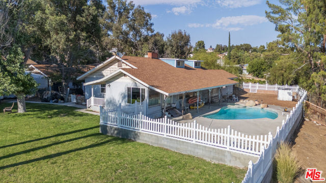 27933 Magic Mountain Lane, Canyon Country CA: https://media.crmls.org/mediaz/3a78b447-d6ae-4878-a4e6-ffdc7d1252b9.jpg