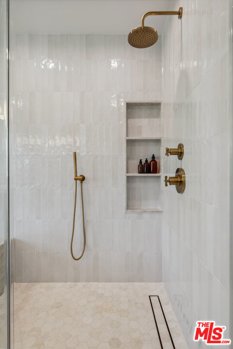 4949 Sancola Avenue, Toluca Lake CA: https://media.crmls.org/mediaz/3a7aad6c-d11a-4597-852a-59be79160967.jpg
