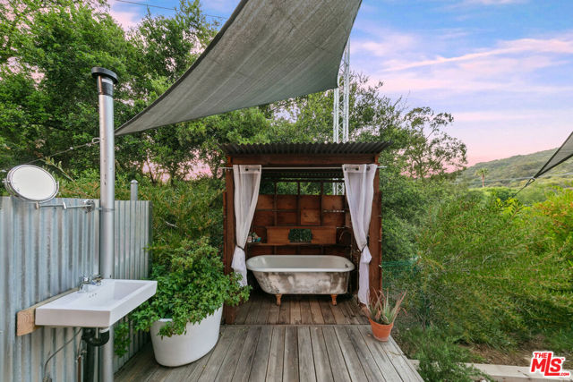 20605 Cheney Drive, Topanga CA: https://media.crmls.org/mediaz/3a7d5111-41e3-45c1-8867-9306e24ff2f0.jpg