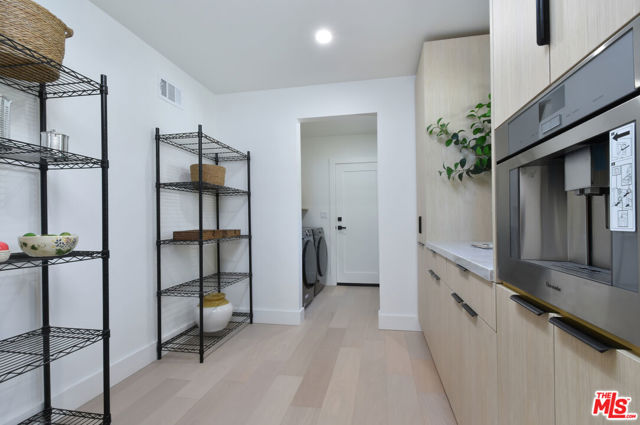 15431 Milbank Street, Encino CA: https://media.crmls.org/mediaz/3a7d600a-24d7-4cd5-8ab5-d252e6a6b143.jpg
