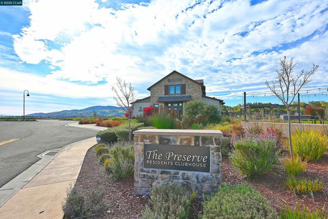 528 Caprio Ct, San Ramon CA: https://media.crmls.org/mediaz/3a7d96cc-d6c0-4692-aa3f-8257e825dc6e.jpg