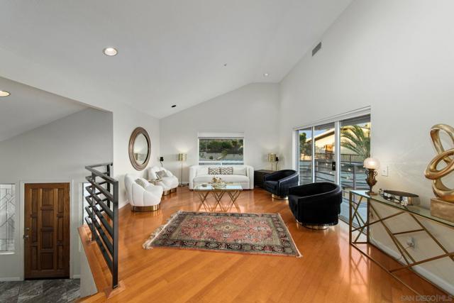 10164 Vivera Dr, La Mesa CA: https://media.crmls.org/mediaz/3a7da681-d226-4b3e-85d1-b57e6d6752de.jpg