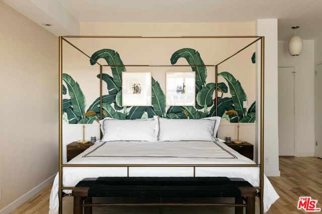 999 N Doheny Drive, West Hollywood CA: https://media.crmls.org/mediaz/3a7dbd78-a224-462c-9ee5-3e05a40dcb64.jpg