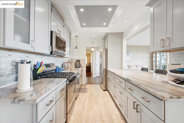 11772 Cranford Way, Oakland CA: https://media.crmls.org/mediaz/3a7e069c-d6bb-446a-bdeb-8c8406c12bbb.jpg
