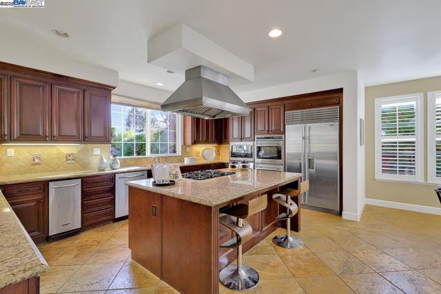 1037 Sunset Creek Ln, Pleasanton CA: https://media.crmls.org/mediaz/3a7f313a-8131-41d0-9b75-28fc3bfc9799.jpg