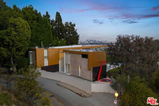 1430 Sunset Plaza Drive, Los Angeles CA: https://media.crmls.org/mediaz/3a80cb86-b338-478b-85be-993e670ee3e4.jpg
