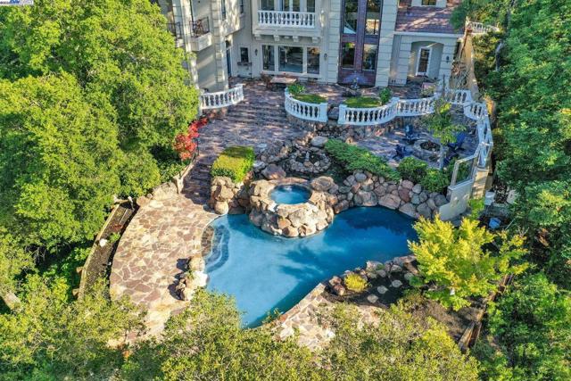219 Valley Oaks Dr, Alamo CA: https://media.crmls.org/mediaz/3a813cf5-3320-44b0-97d1-581329f0191b.jpg