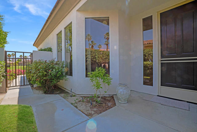 425 Desert Holly Drive, Palm Desert CA: https://media.crmls.org/mediaz/3a820905-61cf-4be9-95ef-12bf4c637fe1.jpg