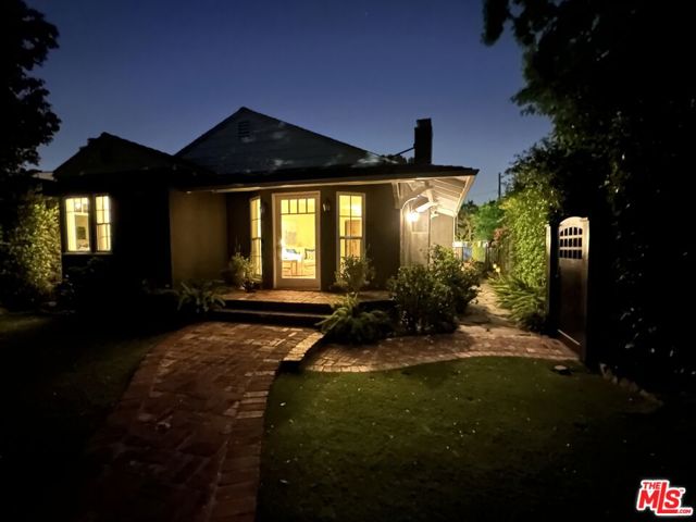 800 N Rose Street, Burbank CA: https://media.crmls.org/mediaz/3a83a9d6-cc54-4928-80fc-7549f36a633b.jpg