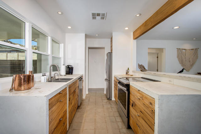 61093 Prescott Trail, Joshua Tree CA: https://media.crmls.org/mediaz/3a840619-550f-4d46-9d78-c5cc66d68ace.jpg