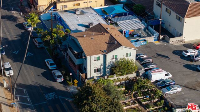 3166 San Marino Street, Los Angeles CA: https://media.crmls.org/mediaz/3a841844-fc5e-454f-83de-8e75c2bae782.jpg