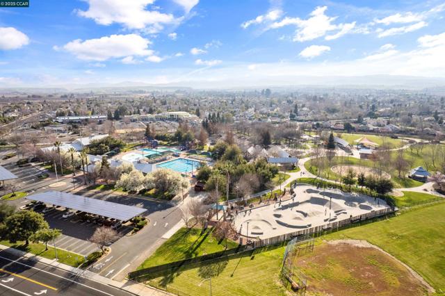 205 Goose Creek Ave, Brentwood CA: https://media.crmls.org/mediaz/3a856a8e-abc5-41fd-915c-8a64b031e1e4.jpg