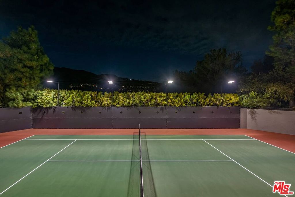https://media.crmls.org/mediaz/3a85d743-3352-4d0f-8002-ba3ad356cb63.jpg?preset=X-Large