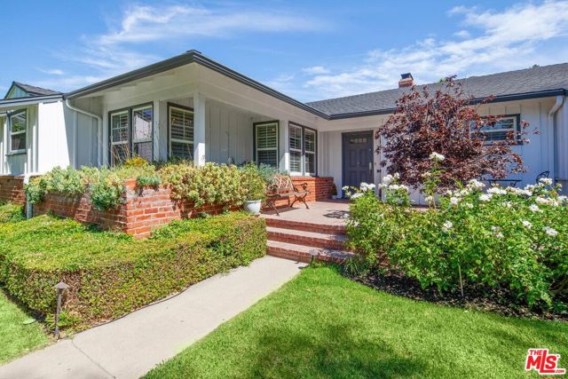 4922 Hayvenhurst Avenue, Encino CA: https://media.crmls.org/mediaz/3a85e26c-a1f8-41ee-a185-3923bef4e937.jpg