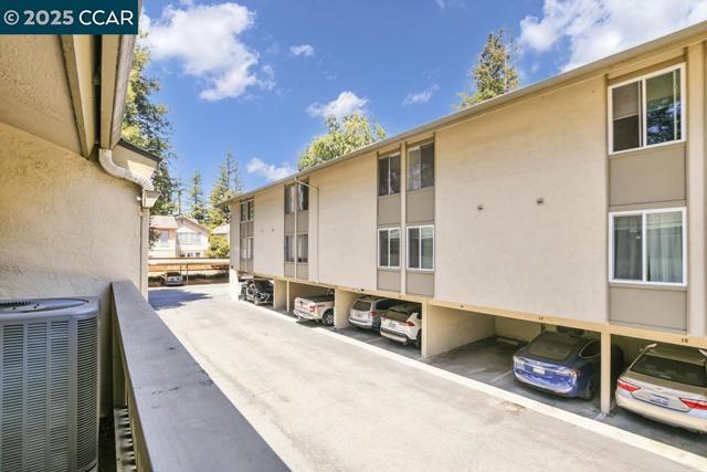 2708 Oak Rd, Walnut Creek CA: https://media.crmls.org/mediaz/3a883ace-0ae9-42bb-a939-68cf4ea66e5e.jpg