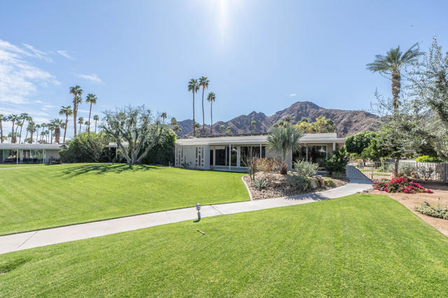 76670 Lark Lane, Indian Wells CA: https://media.crmls.org/mediaz/3a885be9-236e-464a-92f8-1619a6d3b387.jpg