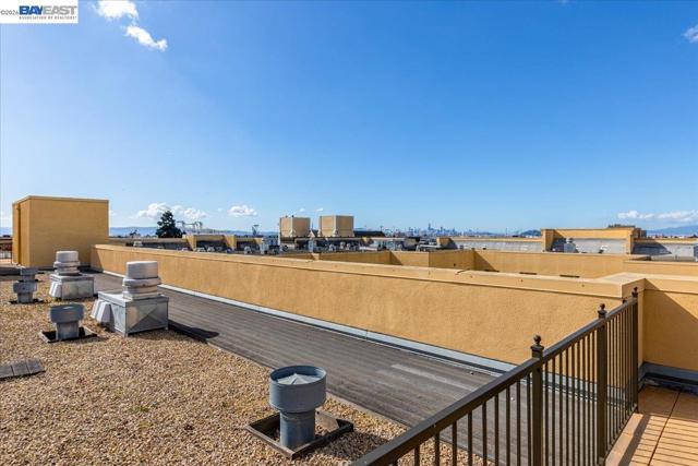 809 Clay St, Oakland CA: https://media.crmls.org/mediaz/3a8860c8-321a-4891-96d8-8f597d8fc05d.jpg