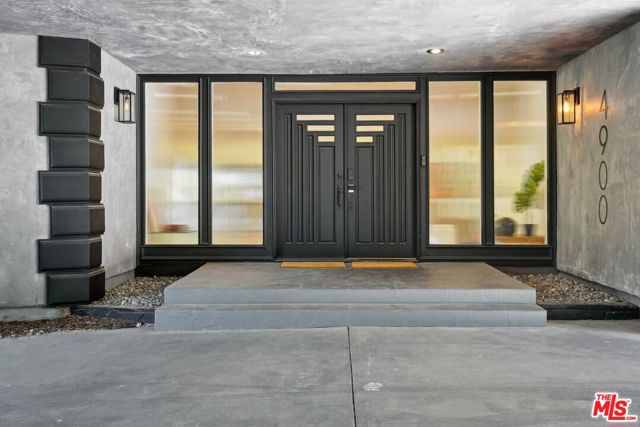 4900 Queen Victoria Road, Woodland Hills CA: https://media.crmls.org/mediaz/3a88f551-baab-4c45-a66c-6bd362e36c0e.jpg