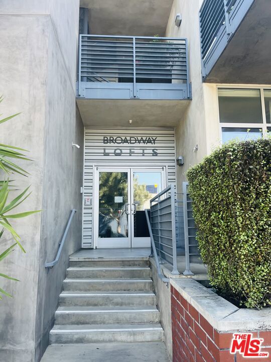 1912 Broadway, Santa Monica CA: https://media.crmls.org/mediaz/3a8937c4-815a-4e50-84f9-262f2d0fadcf.jpg