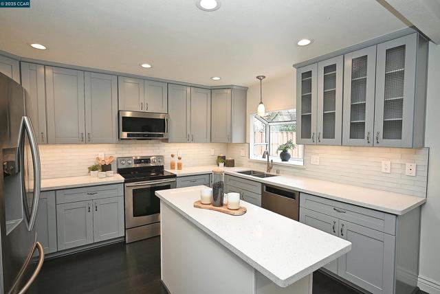1677 6Th St, Concord CA: https://media.crmls.org/mediaz/3a8a43ee-d671-4d42-8c4f-5213ee814dcf.jpg