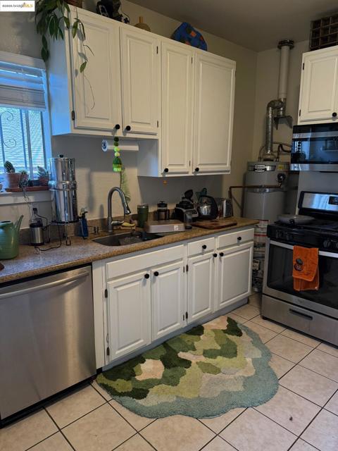 2542 Filbert St, Oakland CA: https://media.crmls.org/mediaz/3a8a4a11-58ee-4bbd-9d95-76a92a484285.jpg