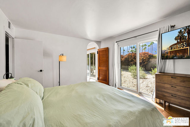 525 W Sunshine Circle, Palm Springs, CA 92264