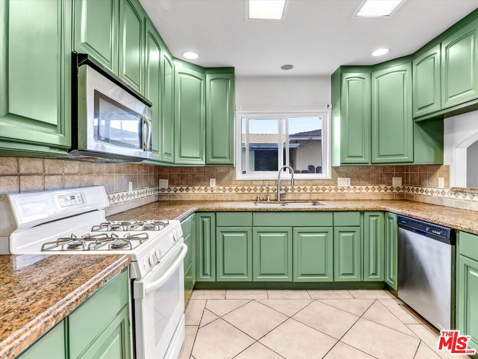 https://media.crmls.org/mediaz/3a8b9a2c-f711-4b18-a09b-49547f7c5eb2.jpg?preset=X-Large