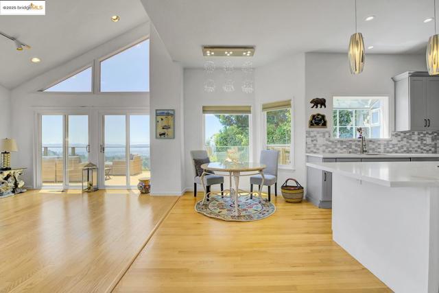 7075 Elverton Dr, Oakland CA: https://media.crmls.org/mediaz/3a8bb880-9bfe-4a9e-8109-7fbb873ef9ec.jpg