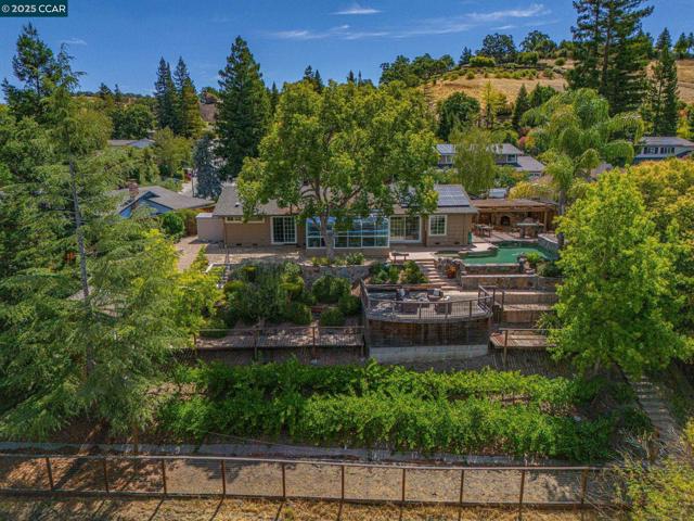 34 Willowview Ct, Danville CA: https://media.crmls.org/mediaz/3a8bceaf-d8a3-4d3e-9927-b533234c2532.jpg
