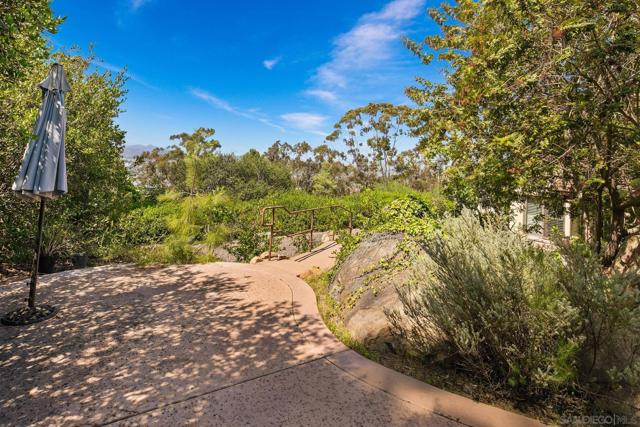 1586 Kimberly Woods Dr, El Cajon CA: https://media.crmls.org/mediaz/3a8cab21-987e-4f43-bce6-ec6d548cc9b7.jpg