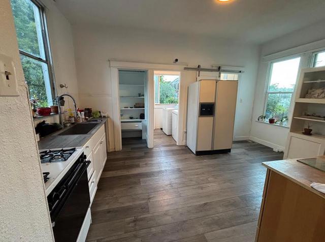 356358 Day Street, San Francisco CA: https://media.crmls.org/mediaz/3a8cd5f9-268b-4025-91b8-f3fafc8a9fcf.jpg