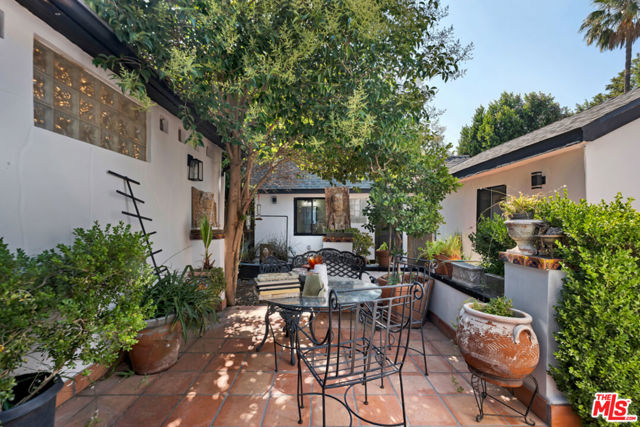 5341 Mecca Avenue, Tarzana CA: https://media.crmls.org/mediaz/3a8dfee8-0ebc-4095-a76e-d7eb8a69702b.jpg