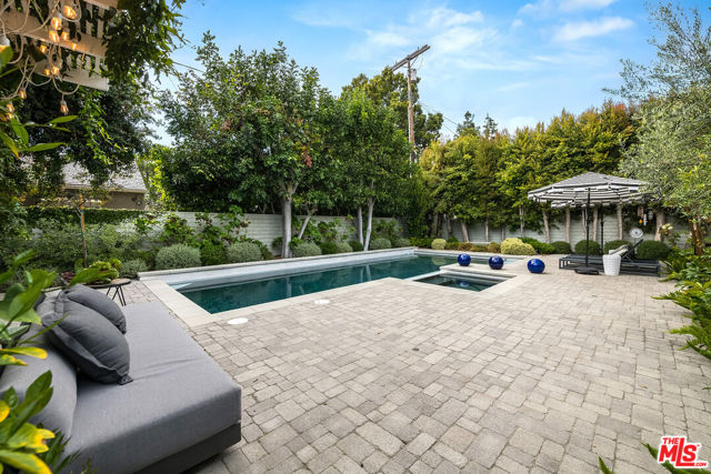13109 Valley Vista Boulevard, Studio City CA: https://media.crmls.org/mediaz/3a8f7619-57e5-4dc7-add7-cef36114b425.jpg