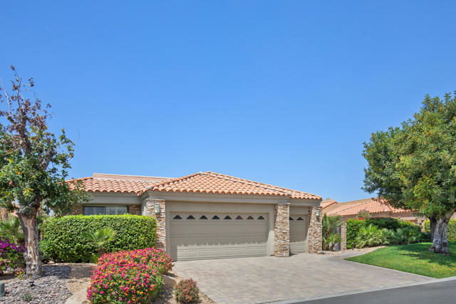 32 Colonial Drive, Rancho Mirage CA: https://media.crmls.org/mediaz/3a907f82-ea02-4f3a-8ad1-b803ee0342b8.jpg