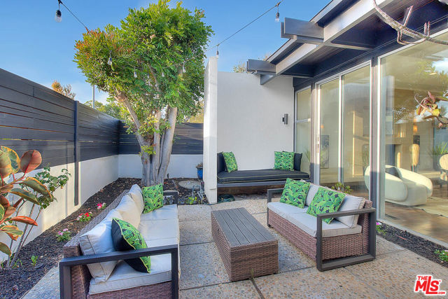 3804 Duray Place, Los Angeles CA: https://media.crmls.org/mediaz/3a90fd25-53c4-40e1-9d13-c48c1f4f07d8.jpg