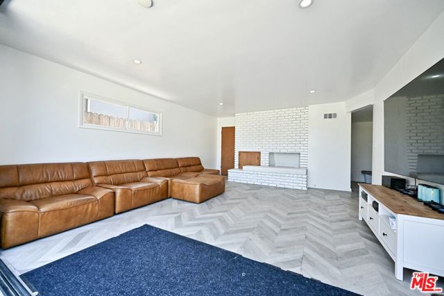 1545 3rd Street, Manhattan Beach CA: https://media.crmls.org/mediaz/3a926940-2e82-4bd1-97eb-2f01c5f97b7f.jpg