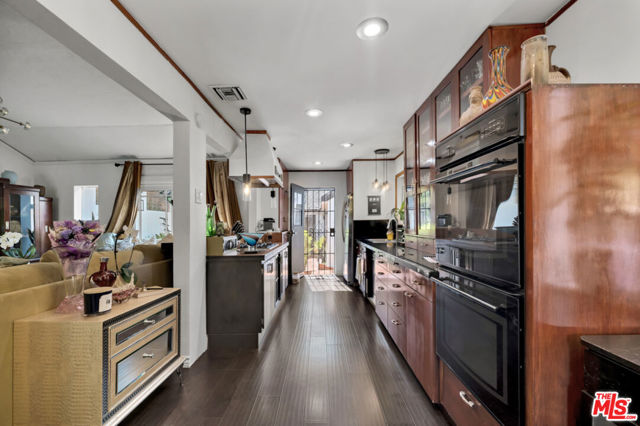 5341 Mecca Avenue, Tarzana CA: https://media.crmls.org/mediaz/3a928a3e-d9dc-451f-898c-5152aa827168.jpg