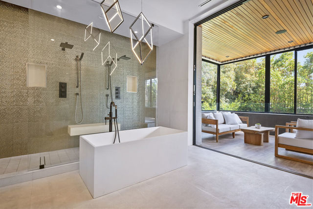 428 N La Jolla Avenue, Los Angeles CA: https://media.crmls.org/mediaz/3a929948-bfe9-4c21-963e-a943fc9e9da2.jpg