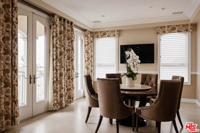 132 S Crescent Drive, Beverly Hills CA: https://media.crmls.org/mediaz/3a92c972-4f66-4fcd-9fe6-8ef6d3613907.jpg