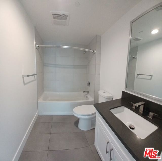 1101 S Harvard Boulevard, Los Angeles CA: https://media.crmls.org/mediaz/3a9330c6-714a-4a13-8d4c-370b24539918.jpg
