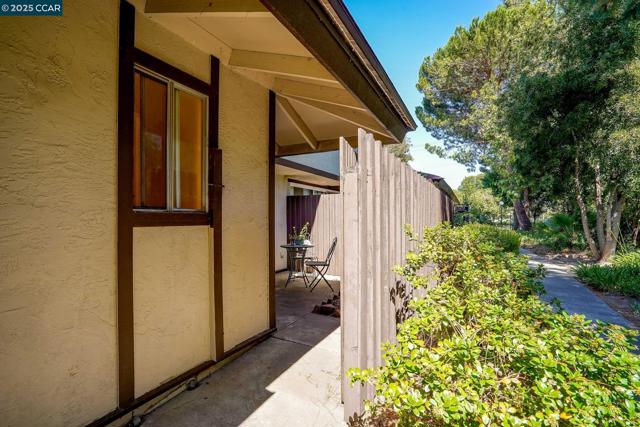 5475 Roundtree Pl, Concord CA: https://media.crmls.org/mediaz/3a9382f6-0759-4d45-ad25-8442e1e3ac5f.jpg