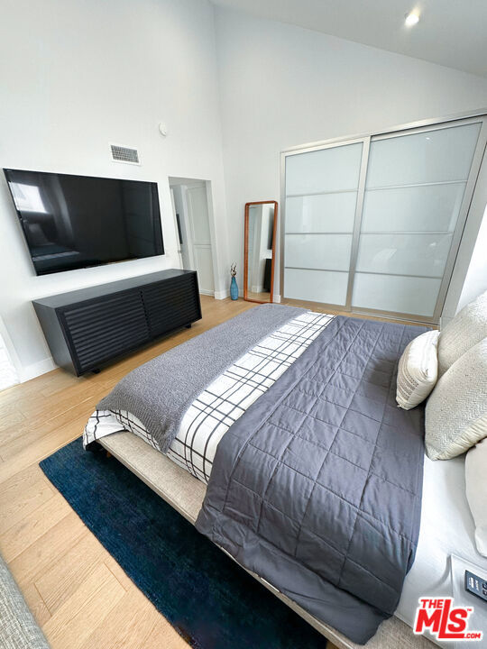 910 19th Street, Santa Monica CA: https://media.crmls.org/mediaz/3a942e23-1399-4212-8bee-75f3a8641af7.jpg