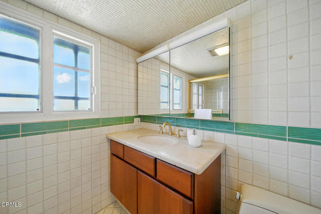 3121 Kingridge Way, Glendale CA: https://media.crmls.org/mediaz/3a943884-bdfc-41ef-89c7-f7764ee06251.jpg